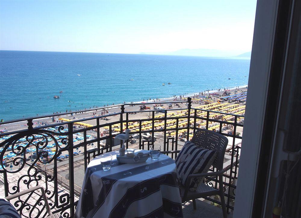 Lido Resort Finale Ligure Kültér fotó